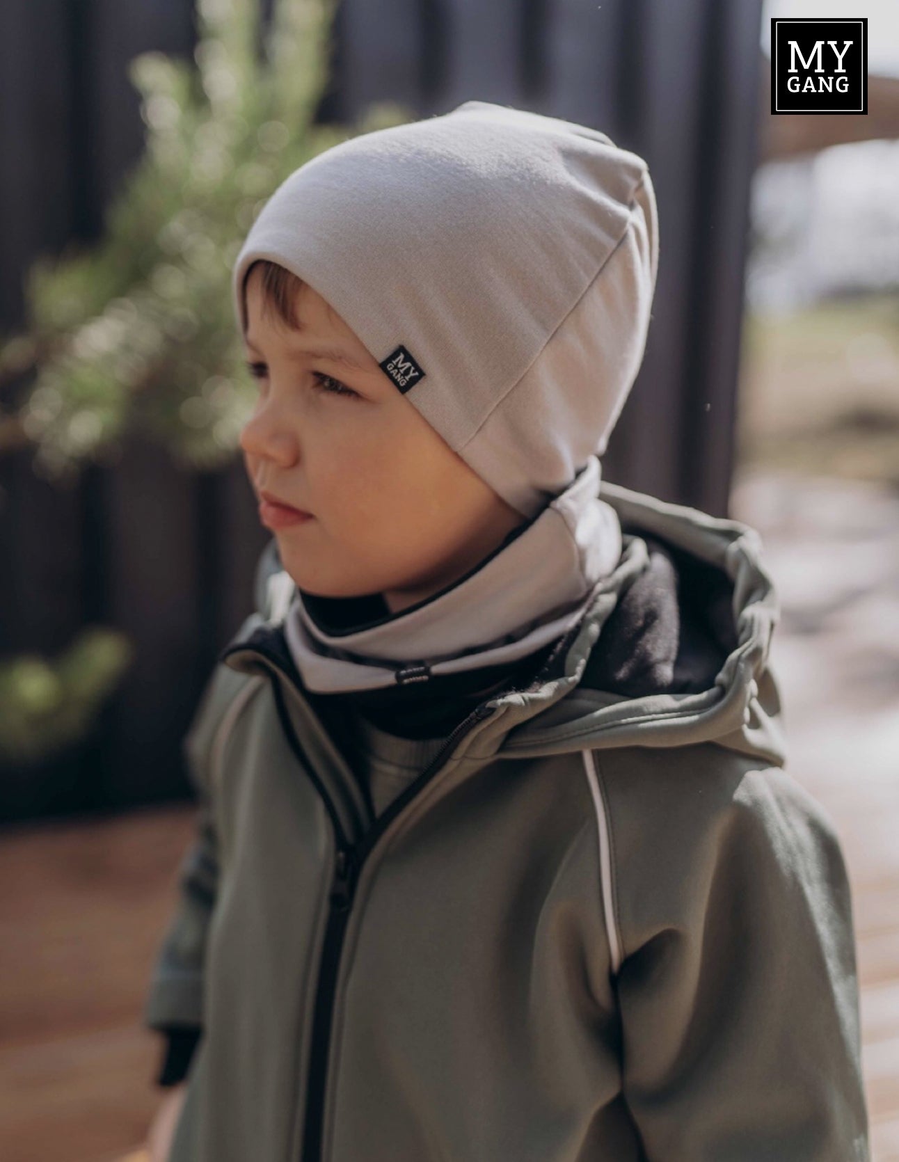 Children's hat with a tunnel scarf