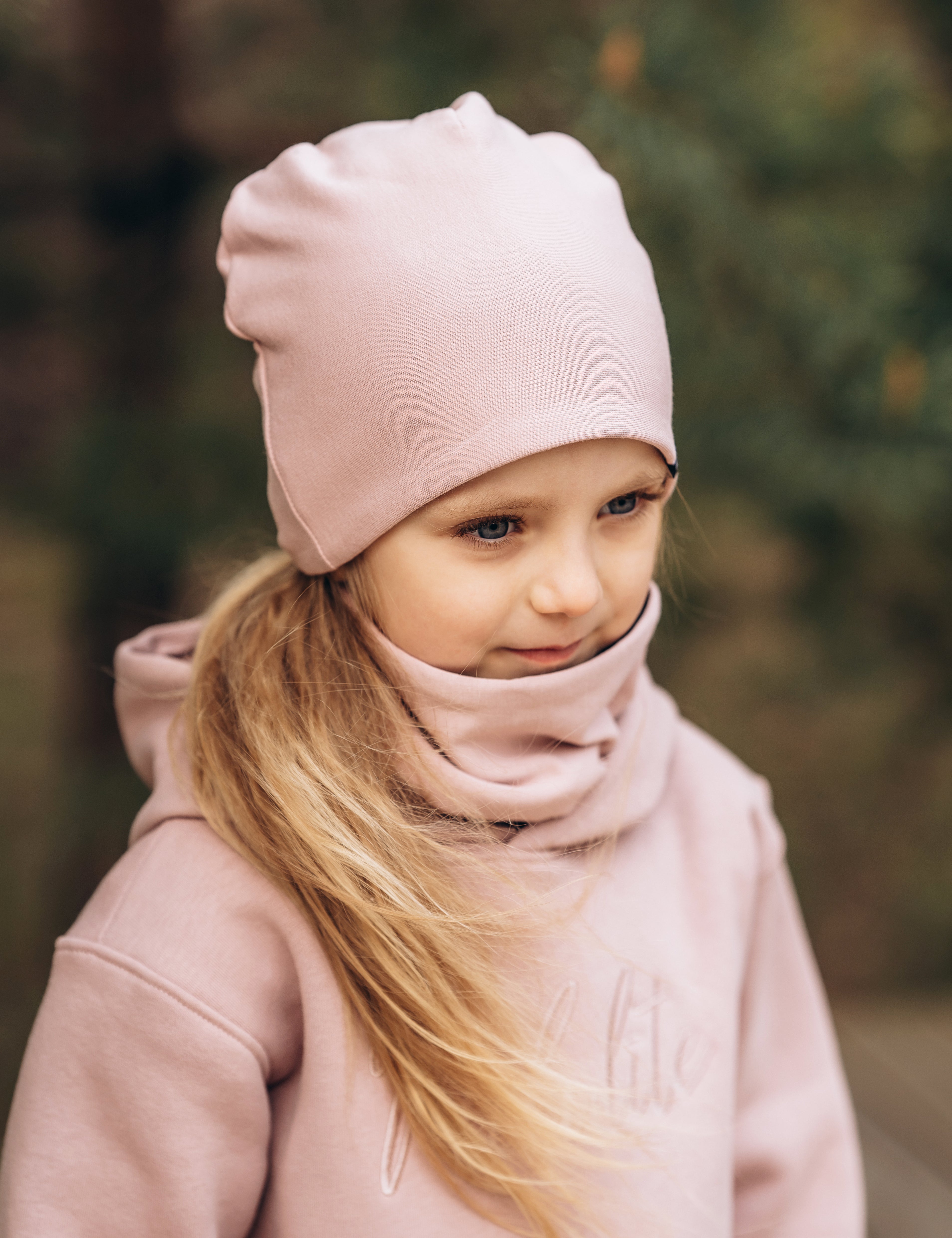 Children's hat with a tunnel scarf